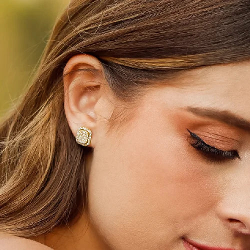 Close-up de una oreja con un topito con piedras blancas