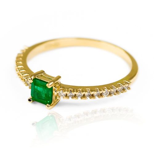 Anillo de compromiso Green Passion. Confeccionado en oro 18 k de alta calidad y certificado de garantía, este anillo de joyería caracas es una elección elegante y duradera para simbolizar tu amor eterno. 