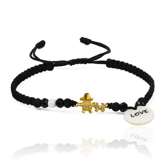 Pulsera Girl dog de Joyería Caracas está confeccionada en oro 18k, destacándose por su elegancia y durabilidad. Cuenta con garantía de por vida. 